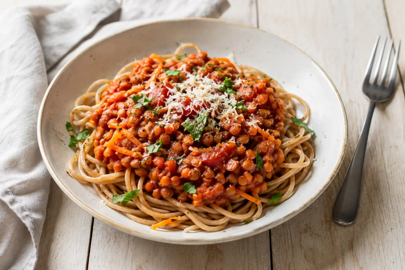 Linsbolognese med fullkornspasta och basilika