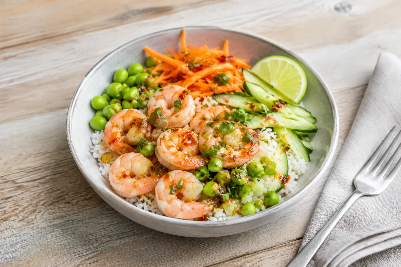 Räkbowl med ris, mango, gurka och edamame
