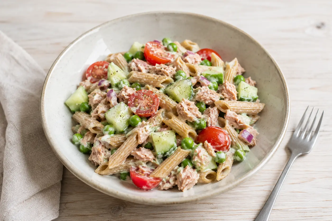 Pastasallad med tonfisk, ärtor, tomat och ruccola